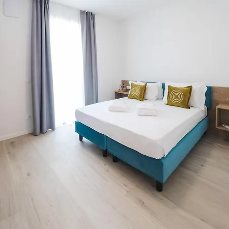 Club Del Sole Desenzano Boutique Апарт-отель Дезенцано-дель-Гарда